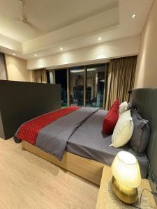 Ένα ή περισσότερα κρεβάτια σε δωμάτιο στο Hotel Paras Sqaue Suites - Luxurious Stay In Gurgaon