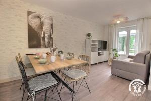 un salon avec une peinture d'éléphant sur le mur dans l'établissement Le monjoie, à Langueux