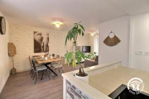 une salle à manger et un salon avec un tableau d'éléphant au mur dans l'établissement Le monjoie, à Langueux