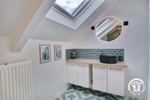 La salle de bains est pourvue d'un lavabo et d'une lucarne. dans l'établissement Le monjoie, à Langueux 30 autres photos