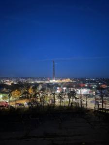 Nespecifikovaný výhled na destinaci Sučava nebo výhled na město při pohledu z aparthotelu