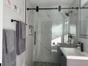 Un baño de Cozy Home near Beaches, LAX, SoFi, Intuit Dome,405