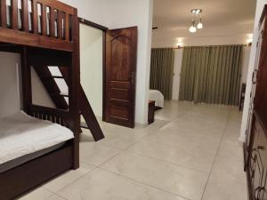 1 dormitorio con 2 literas y pasillo en Red cloud munnar, en Munnar