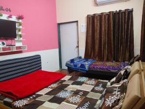 Postel nebo postele na pokoji v ubytování Vyom homestay