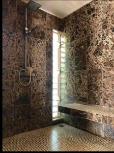 Ένα μπάνιο στο Private Villa Azure Garden with pool