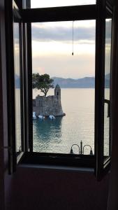 una ventana con vistas a una gran masa de agua en Spon Boutique Hotel, en Nafpaktos