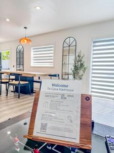 una señal de bienvenida en una mesa de una habitación en Casa Madrisqui, en Homestead