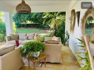 格兰贝伊Private Villa Azure Garden with pool的带沙发、椅子和桌子的客厅