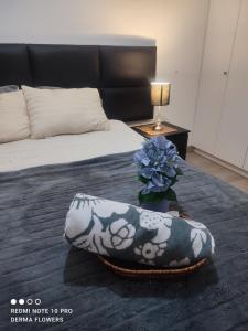 um quarto com uma cama com uma almofada e uma planta em Departamento frente al mar costa verde em Lima