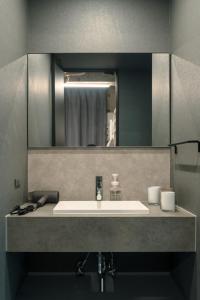 東京にあるVisionary Stay HINODEの洗面台と鏡のあるバスルーム +62枚の写真