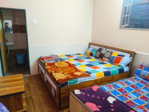 En eller flere senge i et værelse på Vyom homestay