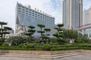 Κήπος έξω από το Yantai Bihai Hotel
