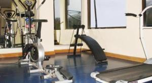 ein Fitnessstudio mit zwei Heimtrainern und einem Laufband in der Unterkunft Casa Boutique Hotel in Phnom Penh