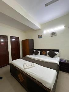 Ένα ή περισσότερα κρεβάτια σε δωμάτιο στο Hotel Red Rose +38 φωτογραφίες