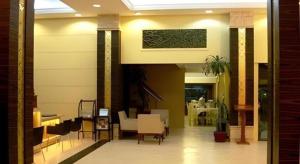 eine Lobby mit Tischen und Stühlen in einem Gebäude in der Unterkunft Casa Boutique Hotel in Phnom Penh + 162 Fotos