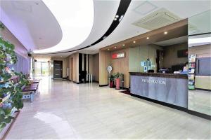 eine Lobby eines Ladens mit einer Rezeption darin in der Unterkunft Jeju Sunbeach Hotel & Resort in Jeju-do