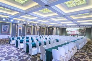 ein großer Raum mit Stuhlreihen und Tischen in der Unterkunft Zaozhuang Hotel in Zhaozhuang + 273 Fotos