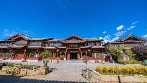a building with a courtyard in front of it at Lijiang Liwang Hotel in Lijiang