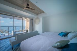 Giường trong phòng chung tại THE ZK West Coast