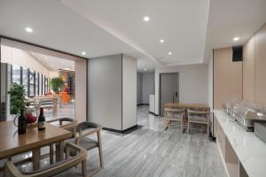 Η κουζίνα ή μικρή κουζίνα στο Unitour Hotel Chongqing Jiefangbei Pedestrian Street