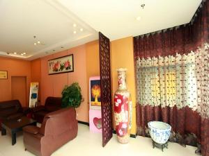a living room with a couch and a vase at Anyi 158 Hotel Fuqin in Chengdu