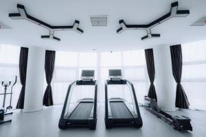 a room with two mirrors and two at Jinjiang Metropolo Hotel Nanjing Jiangning Binjiang Development Zone in Qingxiu