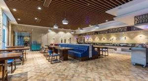 un restaurant avec des tables et des chaises et un bar dans l'établissement Jinjiang Metropolo Hotel - Shanghai Jinshanzhui Fishing Village, à Jinshan