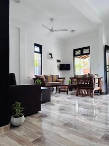 Televiisor ja/või meelelahutuskeskus majutusasutuses Solara Stay Dickwella