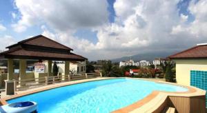 una gran piscina al lado de un edificio en The Xym Hotel, en Chiang Mai