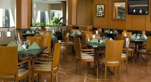 a dining room with tables and chairs in a restaurant at Labersa Grand Hotel &Convention Center in Parit