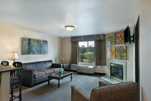 Majoituspaikan Oxford Suites Spokane Valley baari tai lounge-tila