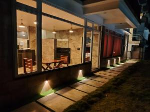 un balcón de una casa con una mesa. en Red cloud munnar, en Munnar 10 fotos más