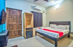 卡兰古特Calangute Turista的带床和木门的卧室