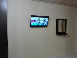 ダゴミスにあるGuest House Veneciaの鏡壁掛けテレビ