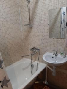 a bathroom with a bath tub and a sink at Korter in Narva