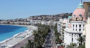 uma vista para a praia e para o oceano e edifícios em Cosy Studio climatisé Vieux Nice proche mer et toutes commodités em Nice