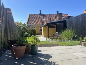 un cortile con una recinzione e alcune piante in vaso di Solskinshuset a Hasle