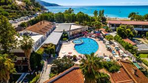 Bazén v ubytování Ölüdeniz Beach Resort By Z Hotels nebo v jeho okolí