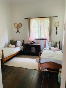 Giường trong phòng chung tại The Cottage next to Cambewarra Estate Winery