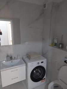 Koupelna v ubytování Daria + 2 fotografie