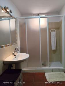 un bagno con doccia e lavandino di Gustavo's Old House a Fiñana
