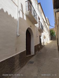 vicolo con un edificio con porta e balcone di Gustavo's Old House a Fiñana