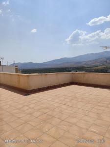 un patio con vista sulle montagne in lontananza di Gustavo's Old House a Fiñana Altre 2 foto