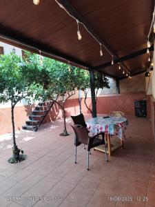 patio con tavolo e sedie sotto un baldacchino di Gustavo's Old House a Fiñana