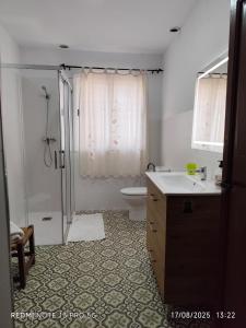 un bagno con doccia, lavandino e WC di Gustavo's Old House a Fiñana