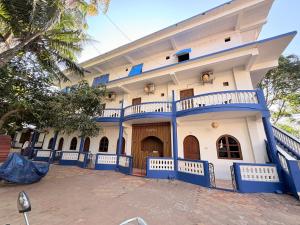 卡兰古特Calangute Turista的蓝色和白色的建筑,设有阳台