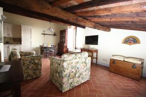 カスティリオーネ・ドルチャにあるLa Terrazza sulla Val d'Orciaのリビングルーム(椅子2脚、テーブル付)、キッチン