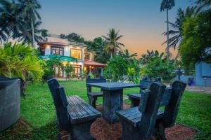 Lakeside Villa : طاولة نزهة وكراسي أمام المنزل