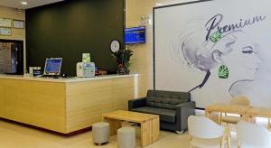 ein Wartezimmer mit einer Kasse und einem Stuhl in der Unterkunft 7 Days Premium·Xiamen Airport Xianglu in Xiamen