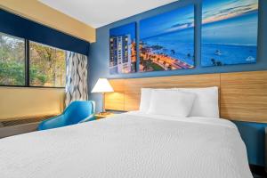 una camera con letto e vista sulla spiaggia di Days Inn by Wyndham Renfro Valley Mount Vernon a Mount Vernon Altre 56 foto